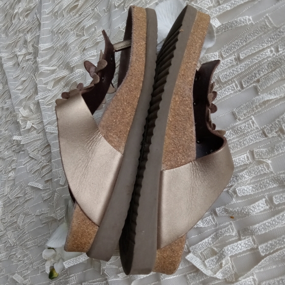 Mephisto Thong Sandals - Picture 5 of 8